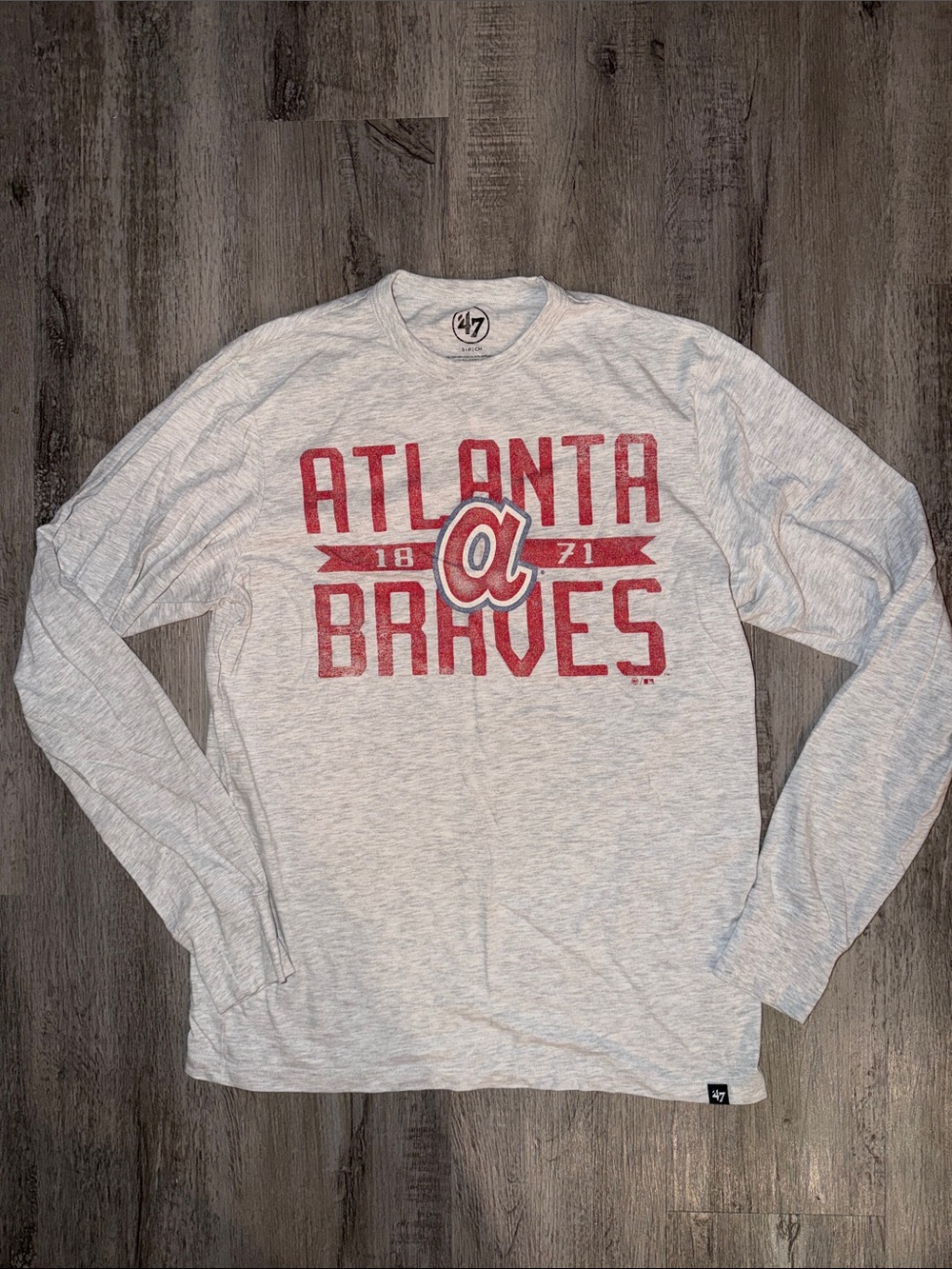 '47 Atlanta Braves Long Sleeve Tee - Heather Gray & Red
